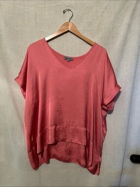 Tutu & Lilli V-Neck Tunic in Coral Pink Size L